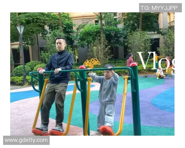 足球明星带娃日常大揭秘 父爱与足球的完美结合精彩采访